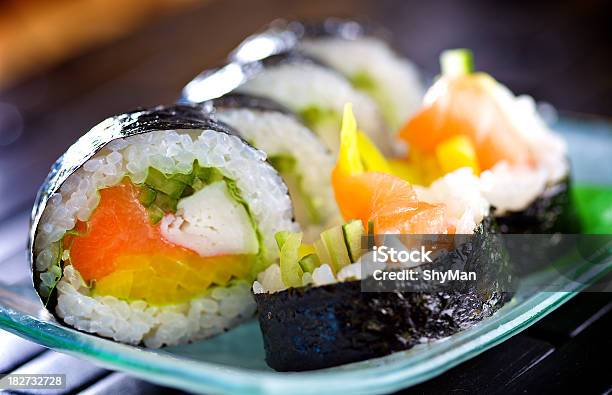 Świeże Futomaki Sushi - zdjęcia stockowe i więcej obrazów Chrzan japoński - Chrzan japoński, Fotografika, Gourmet