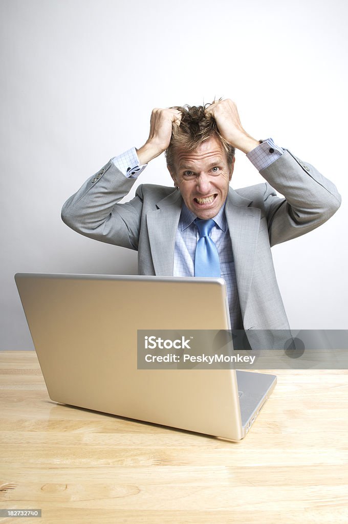 Trabajador empresario oficina de tensión lagrimeo su pelo en la recepción - Foto de stock de Adulto libre de derechos