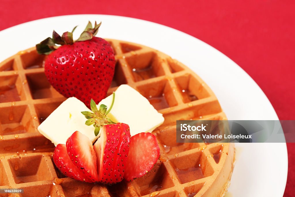 Belgische Waffel mit Erdbeeren - Lizenzfrei Ahornsirup Stock-Foto