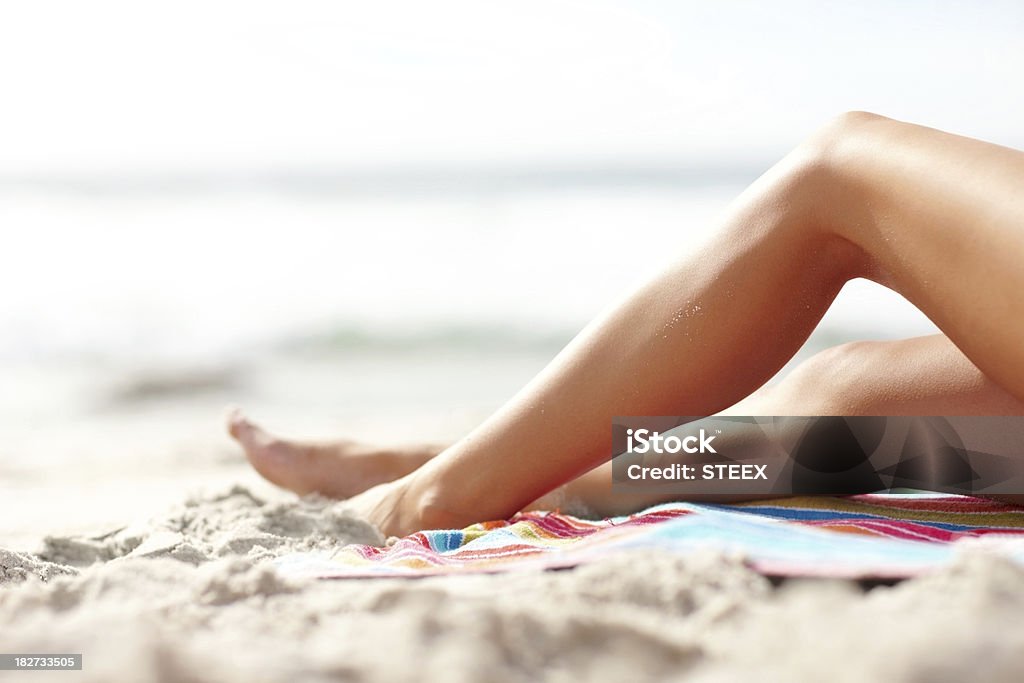 Seção de baixa de um sexy mulher relaxante na praia - Foto de stock de 20 Anos royalty-free
