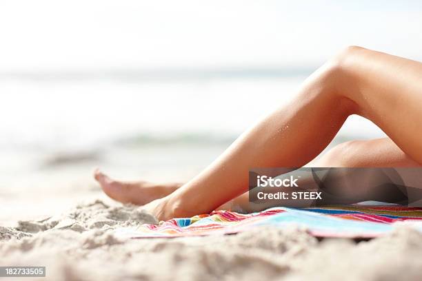 Foto de Seção De Baixa De Um Sexy Mulher Relaxante Na Praia e mais fotos de stock de 20 Anos
