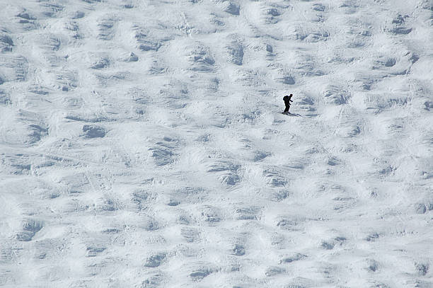 lone skieur sur les pistes de ski - champ de bosses photos et images de collection