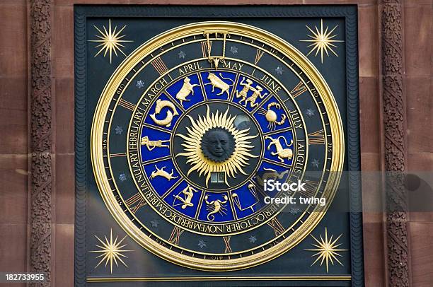 Relógio Astronómico Com Calendário Do Zodíaco - Fotografias de stock e mais imagens de Calendário - Calendário, Signos do Zodíaco, Sol