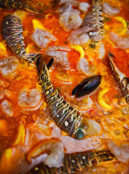 giant la paella de fruits de mer dans l'histoire - food rice lobster scampi photos et images de collection