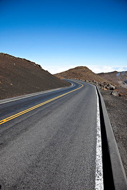 외로운 road - haleakala national park mountain winding road road 뉴스 사진 이미지