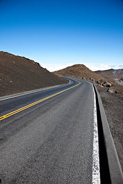 lonely road - haleakala national park mountain winding road road - fotografias e filmes do acervo