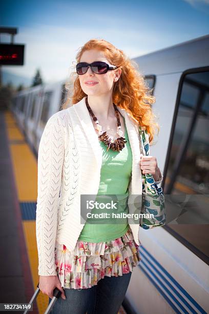 Photo libre de droit de Jeune Fille Debout À Côté De Via Le Réseau Ferroviaire Bart banque d'images et plus d'images libres de droit de BART