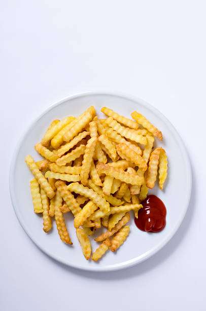 elástica placa de corte de papas fritas con salsa de tomate fondo blanco - scalloped fotografías e imágenes de stock