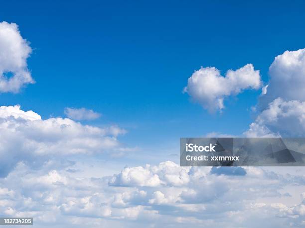 Bewölkten Himmel Stockfoto und mehr Bilder von Bildhintergrund - Bildhintergrund, Blau, Fotografie