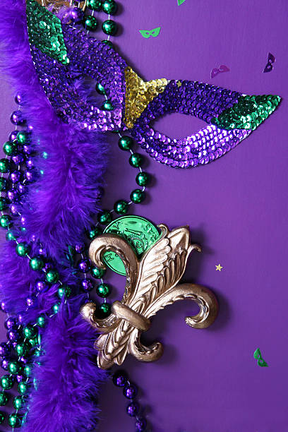 maschera in viola - mardi gras mask bead fleur de lys foto e immagini stock