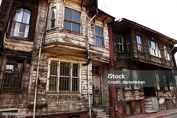 Photo libre de droit de Pouf Maisons En Bois Sultanahmet Istanbul banque d'images et plus d'images libres de droit de Charpente - Charpente, En bois, Pourrir