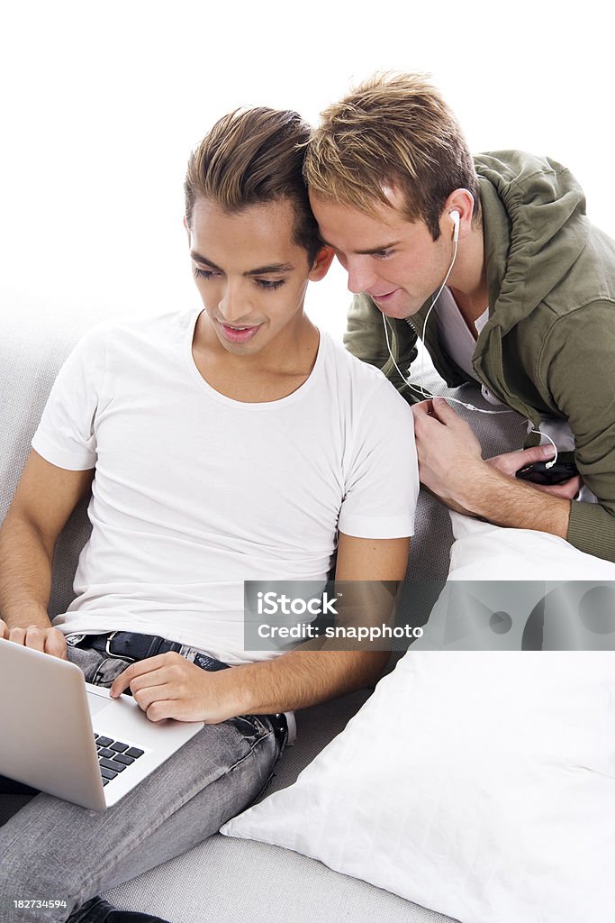 Moderno pareja Gay navegar por Internet juntos - Foto de stock de 20-24 años libre de derechos