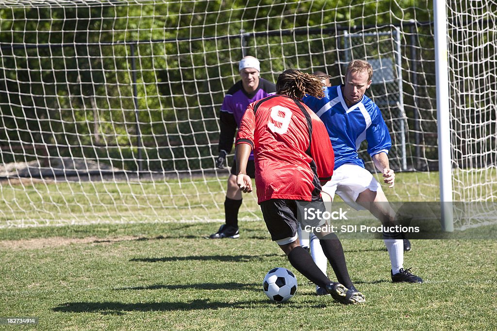 Profissional Jogador de futebol a tentar marcar um golo - Royalty-free Adulto Foto de stock