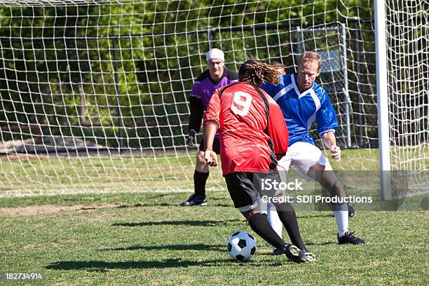 Profissional Jogador De Futebol A Tentar Marcar Um Golo - Fotografias de stock e mais imagens de Adulto