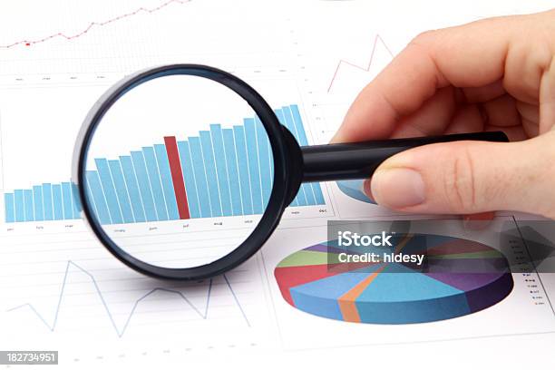 Überprüfung Diagramm Stockfoto und mehr Bilder von Vergrößerungsglas - Vergrößerungsglas, Finanzen, Analysieren