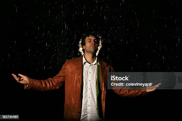 Hombre Stading En La Lluvia Foto de stock y más banco de imágenes de Adulto - Adulto, Color negro, Estilos de vida