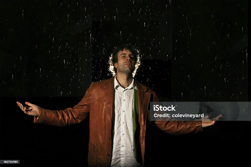 Homem stading na chuva - Foto de stock de Adulto royalty-free