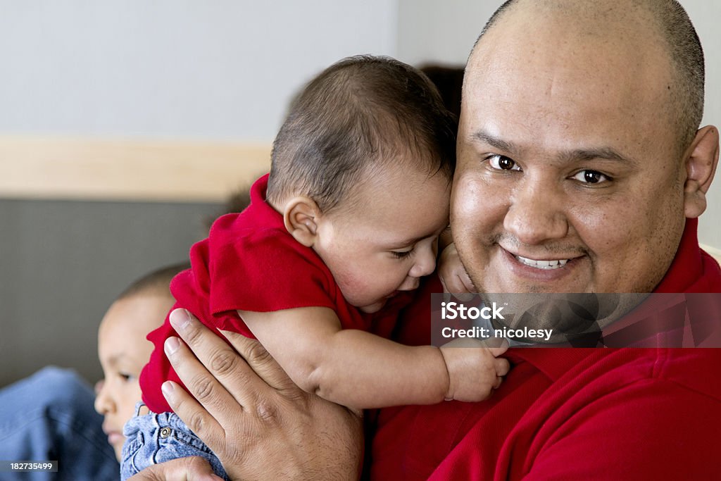 父、赤ちゃん男の子の待合室 - カメラ目線のロイヤリティフリーストックフォト