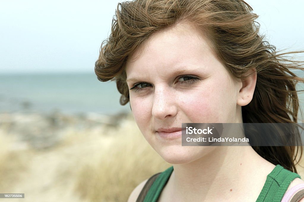 Giovane ragazza alla spiaggia - Foto stock royalty-free di 12-13 anni