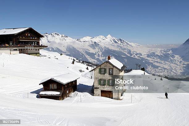 Skiers Descendente De La Meseta Kleine Scheidegg Cantón De Berna Foto de stock y más banco de imágenes de Actividad después de esquiar