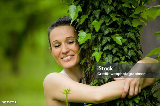 Árvore Hugger - Fotografias de stock e mais imagens de Mulheres - Mulheres, Árvore, Abraçar