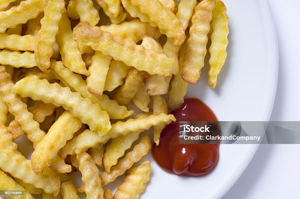 Placa de corte Crinkle Chips de Batata frita e Ketchup fundo branco - Royalty-free Batata Frita - Lanche Foto de stock