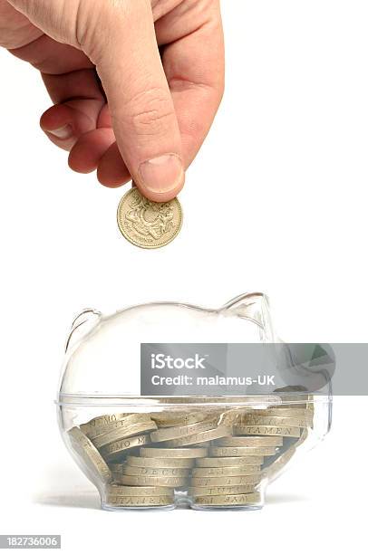 Oszczędności - zdjęcia stockowe i więcej obrazów Moneta jednofuntowa - Moneta jednofuntowa, Ręka człowieka, Brytyjska waluta