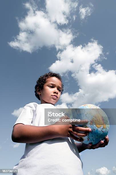 Zerbrechlich Welt Stockfoto und mehr Bilder von Afrikanischer Abstammung - Afrikanischer Abstammung, Kind, Planet