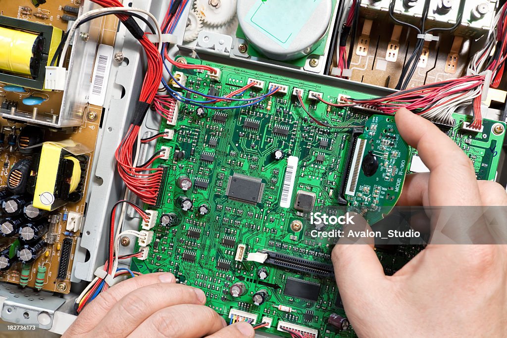 Panel de Control y ingenieros electrónicos - Foto de stock de Tablero de circuitos libre de derechos