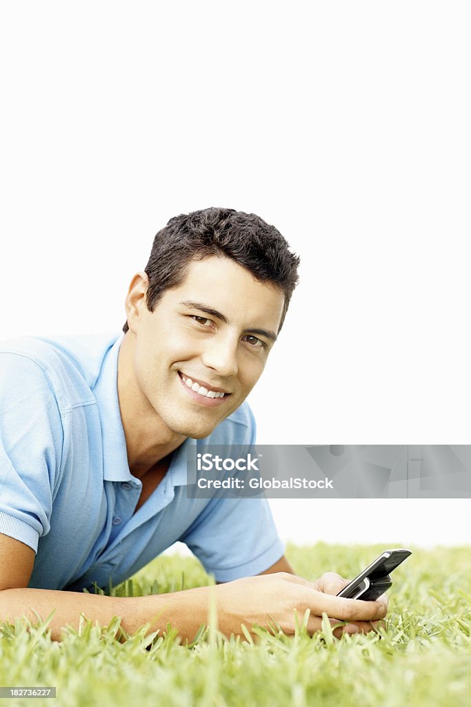 Sorridente homem bonito usando um cellphone na relva - Royalty-free 20-29 Anos Foto de stock