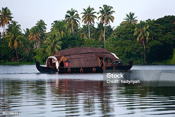 Houseboot Stockfoto und mehr Bilder von Bundesstaat Kerala - Bundesstaat Kerala, Hausboot, Aktivitäten und Sport
