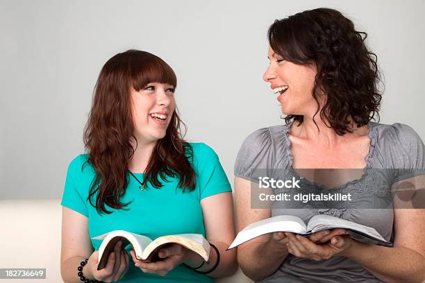 母と娘リーティング - 聖書のストックフォトや画像を多数ご用意 - 聖書, 母親, 話し合い