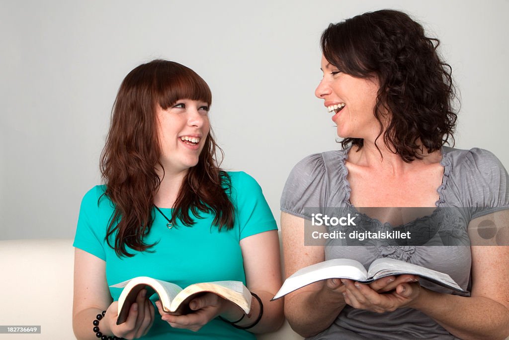 Mãe e filha a Ler - Royalty-free Bíblia Foto de stock