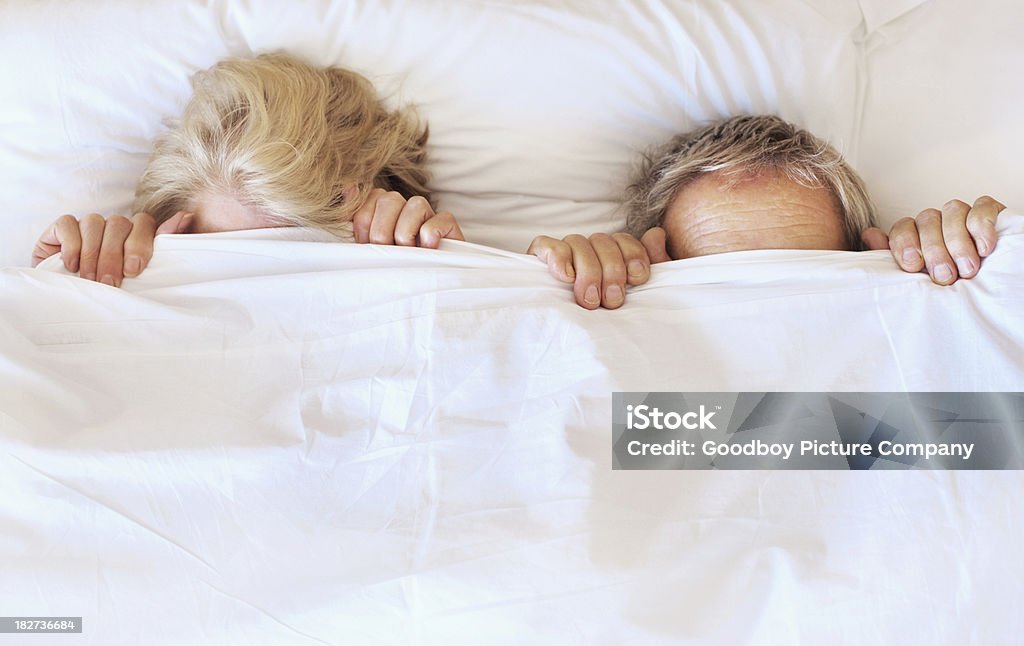 Couple in 베드 1개와 bedsheet 커버링 얼굴 - 로열티 프리 노인 커플 스톡 사진