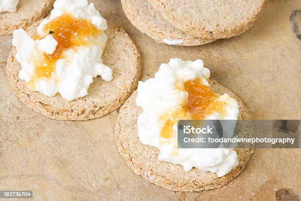 Bolo De Aveia Com Queijo Cottage E Chutney - Fotografias de stock e mais imagens de Aveia - Alimento - Aveia - Alimento, Bolacha de Aveia, Chutney