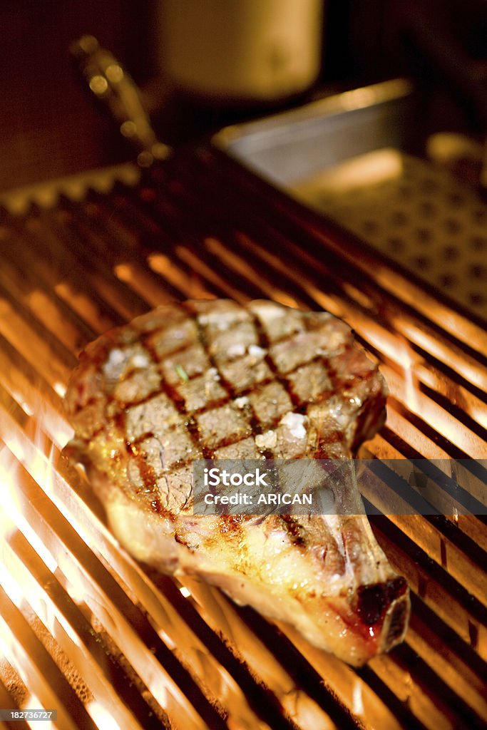 T-Bone Steak sur le gril - Photo de Aliment libre de droits