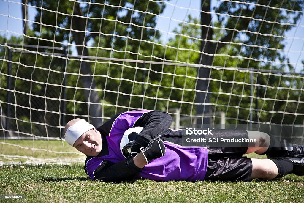 Portero de fútbol que cubre de bola en línea de gol - Foto de stock de Actividad libre de derechos