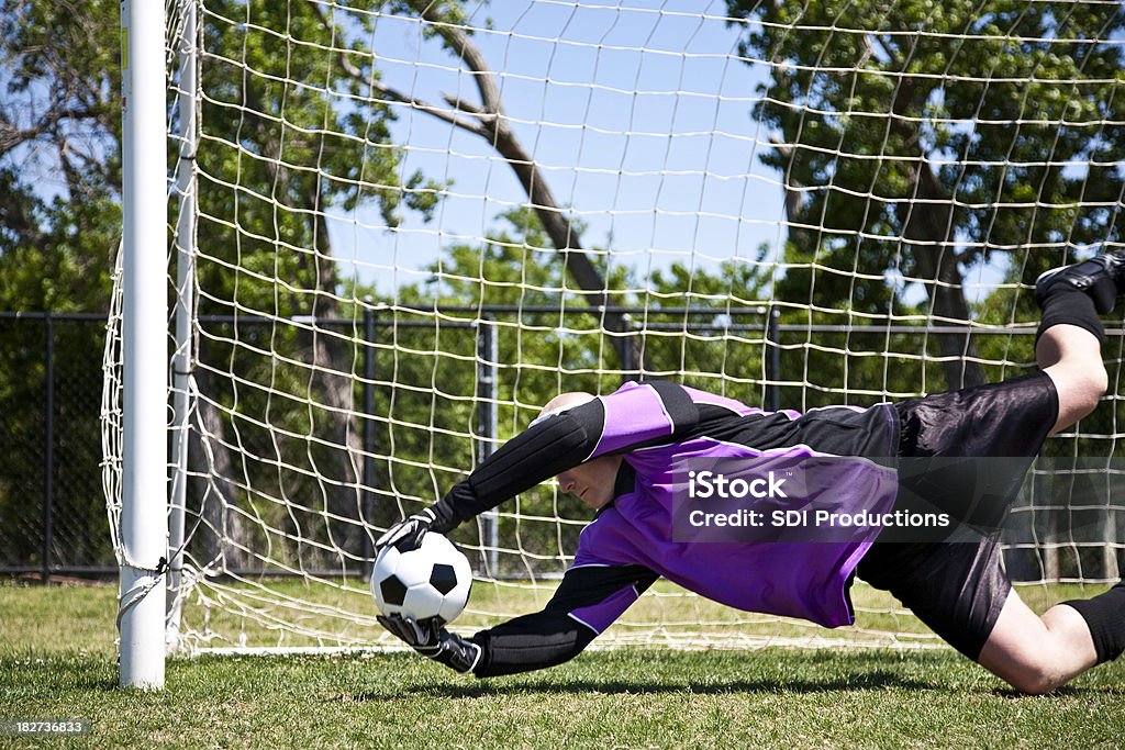 Gardien de but de football atteindre pour le ballon d'entrer dans le Net - Photo de Activité libre de droits