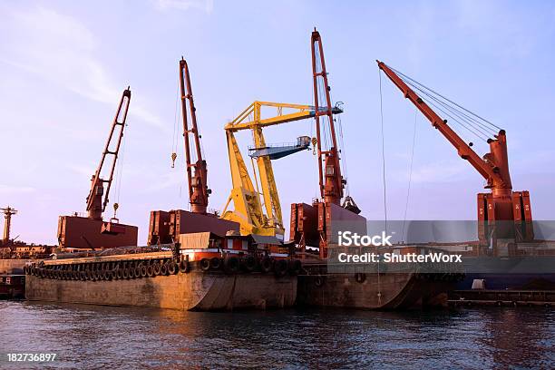 Nave Cargo Scarico In Barconi - Fotografie stock e altre immagini di Acqua - Acqua, Affari, Ambientazione esterna