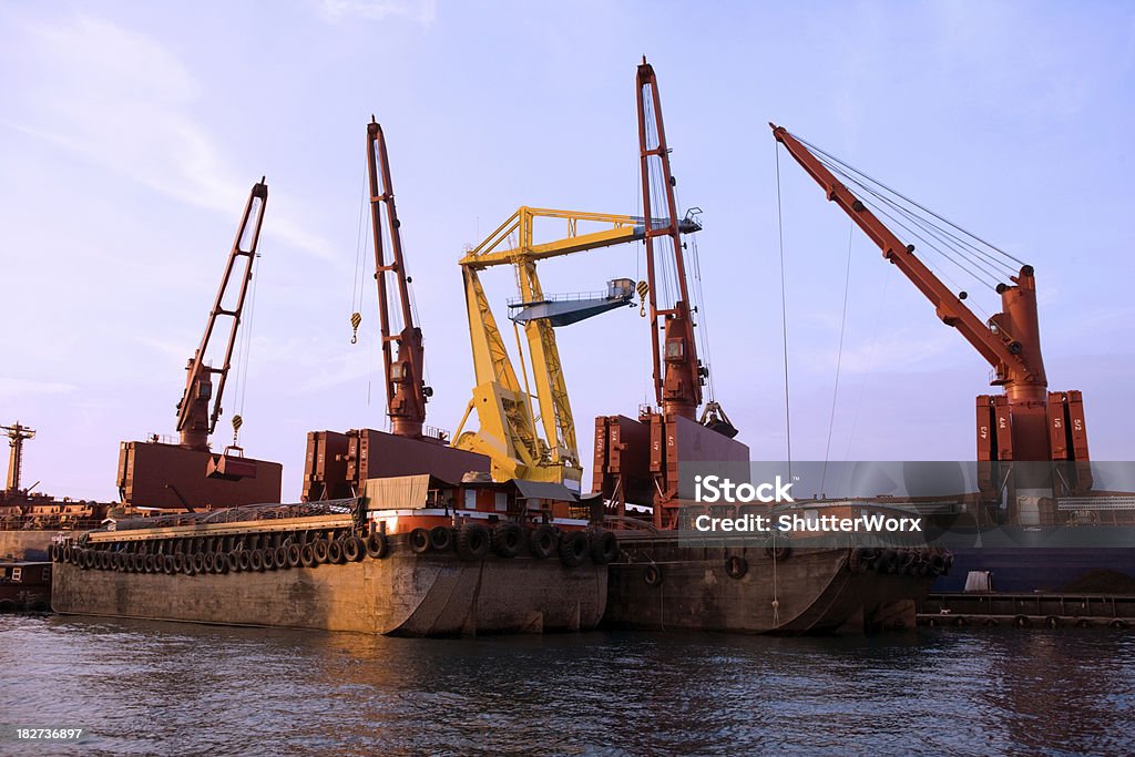 Statek rozładunku ładunku na Barges - Zbiór zdjęć royalty-free (Barka - Statek przemysłowy)
