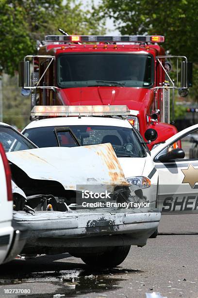 Foto de Acidente De Carro e mais fotos de stock de Carro de Polícia - Carro de Polícia, Quebrado, Acidente