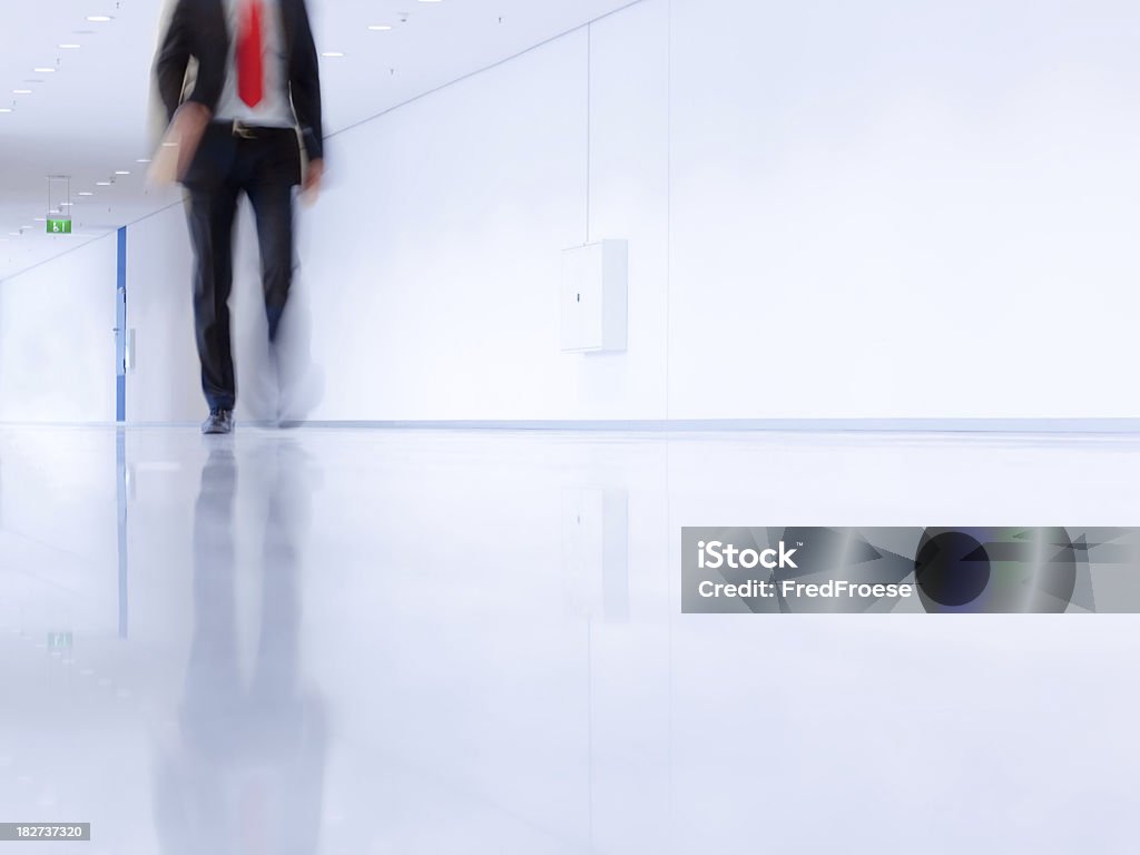 Hombre de negocios caminando - Foto de stock de Abstracto libre de derechos