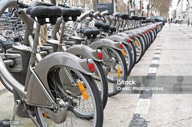 Alquiler De Bicicletas En París Foto de stock y más banco de imágenes de Acera - Acera, Asiento de vehículo, Bicicleta