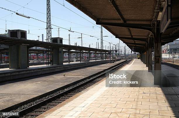 Bahnhof Halle Stockfoto und mehr Bilder von Bahngleis - Bahngleis, Bahnsteig, Farbbild