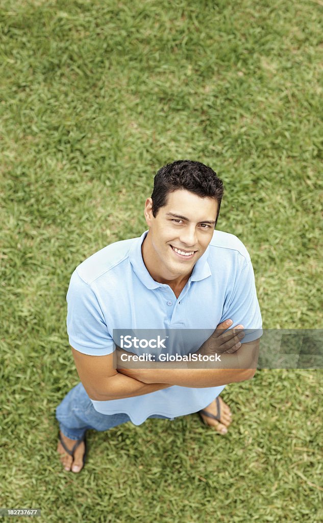 Casual homem confiante em pé na grama com as mãos dobradas - Royalty-free 20-29 Anos Foto de stock