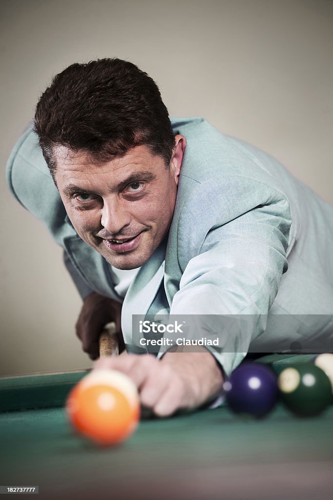 Человек играет бассейн billiard - Стоковые фото 40-44 года роялти-фри