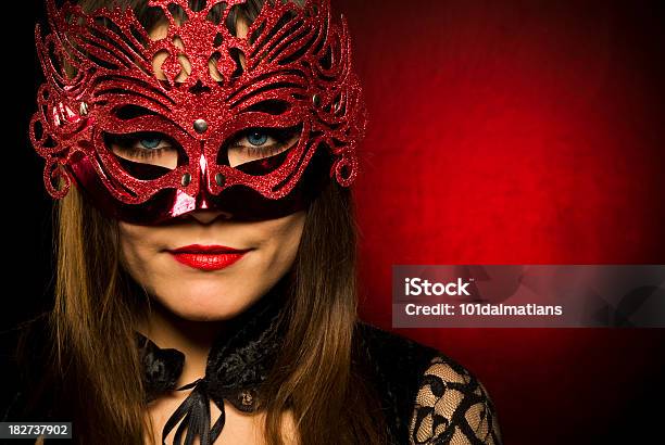Масках Женщина — стоковые фотографии и другие картинки Венецианская маска - Венецианская маска, Люди, Марди Гра