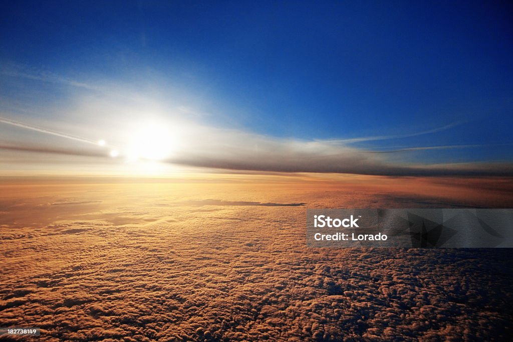 Cielo dalla finestra di aeroplano vista - Foto stock royalty-free di A mezz'aria