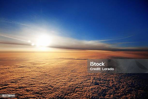 Niebo Widok Z Okna Samolotu - zdjęcia stockowe i więcej obrazów Bez ludzi - Bez ludzi, Chmura, Czerwony