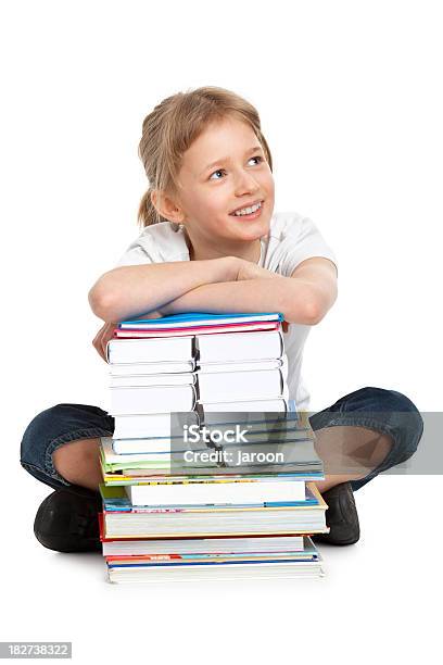 Scolara Con Libro - Fotografie stock e altre immagini di 10-11 anni - 10-11 anni, Bambine femmine, Stare seduto